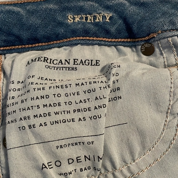 American Eagle mid rise skinny light wash & light distress 92% cotton Sz 10 R - Picture 4 of 7